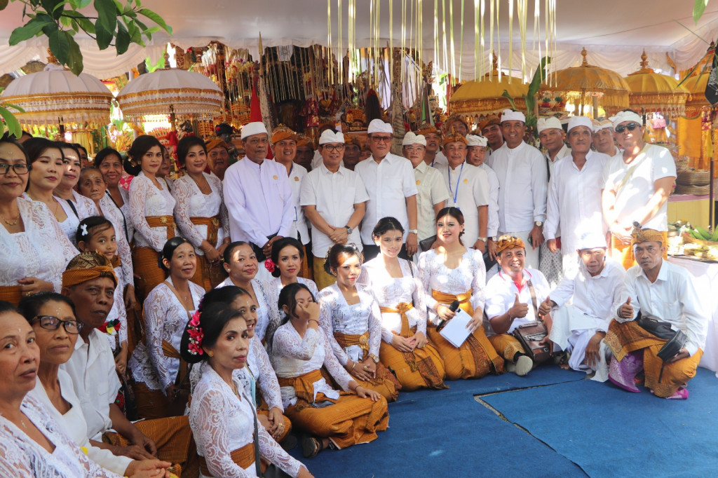 Sekda Badung Hadiri Piodalan Pura Dadia Pasek Gaduh, Bualu, Kutsel